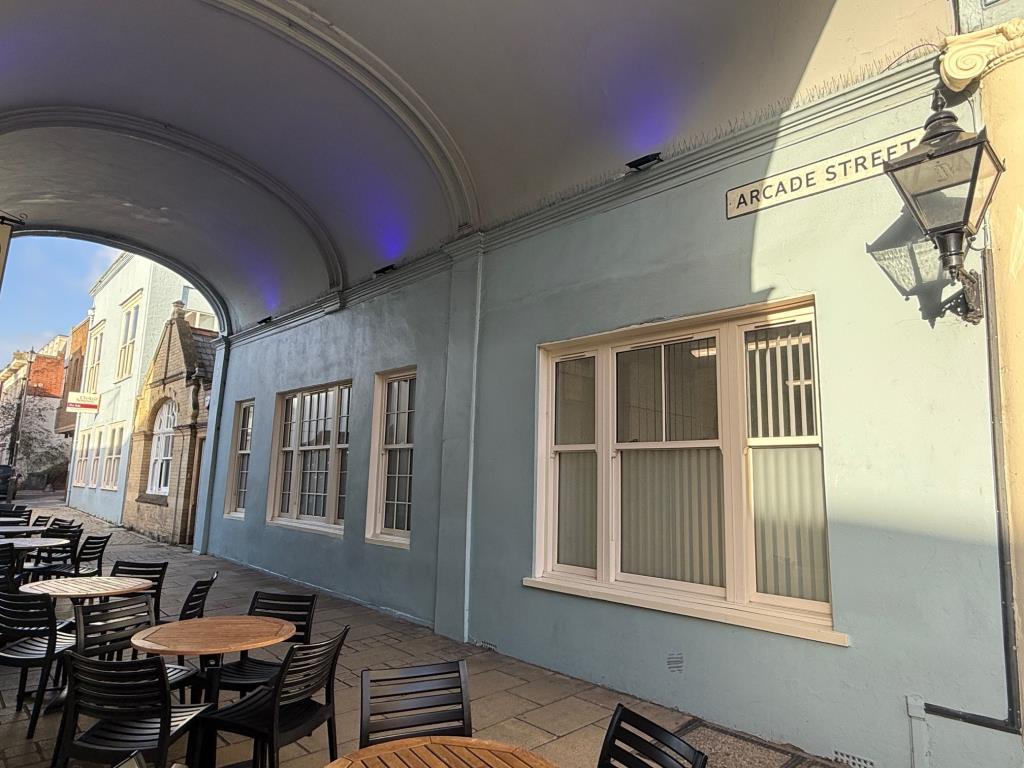Lot: 70 - TOWN CENTRE COMMERCIAL PROPERTY - Side of the building looking under the archway